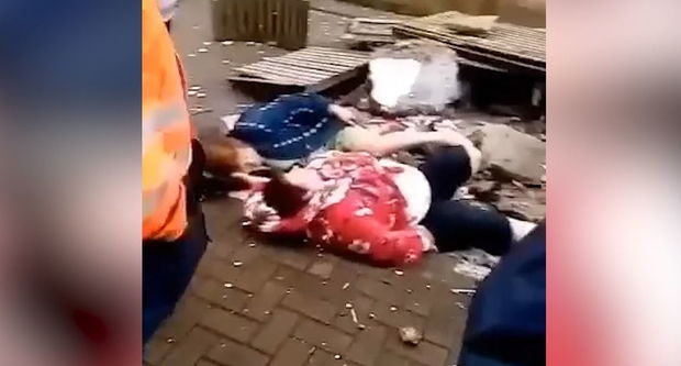 Eyvan uçdu, iki qadın yerə çırpıldı - VİDEO