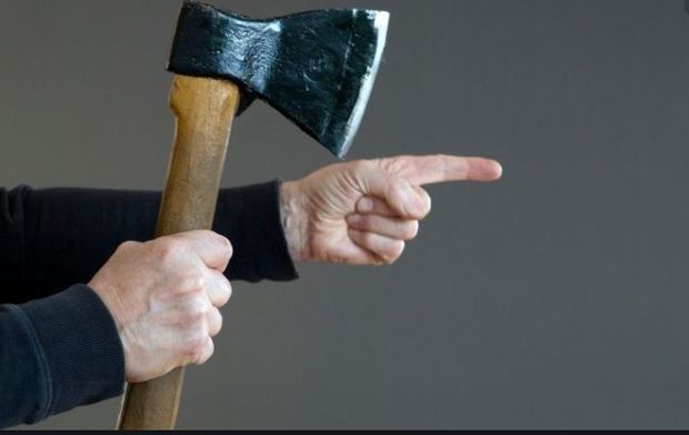 72 yaşlı kişi evinə gələn qonaqları baltaladı