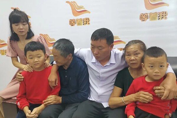 Родители нашли своего похищенного сына спустя 38 лет - ФОТО/ВИДЕО