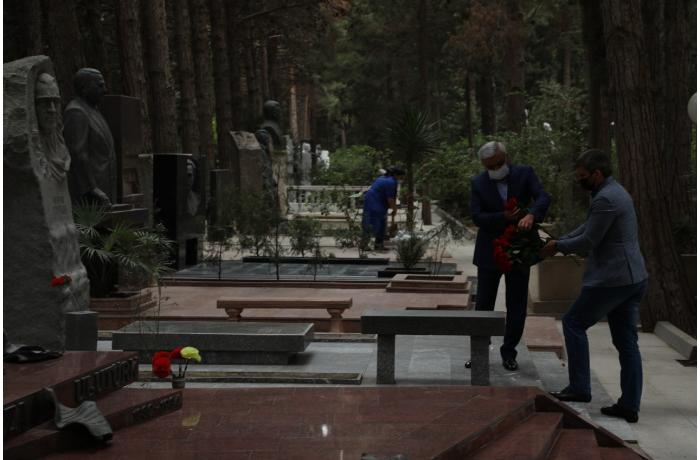 Rövnəq Abdullayev Fəxri xiyabanda - FOTOLAR