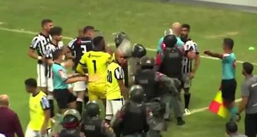 Футбольный матч в Бразилии закончился столкновением игроков и полиции - ВИДЕО