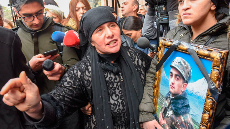 “Paşinyanın gözləri önündə zəhər içib özümü öldürəcəyəm” - Erməni əsgərin anası