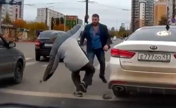 Yol vermədiyinə görə yaşlı kişini döydü - VİDEO