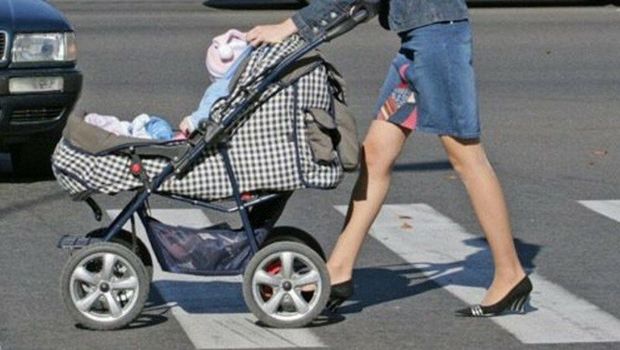 Şübhələri dağıtmaq üçün ölmüş övladı ilə oynadı, sonra uşaq arabası ilə birlikdə basdırdı - VİDEO