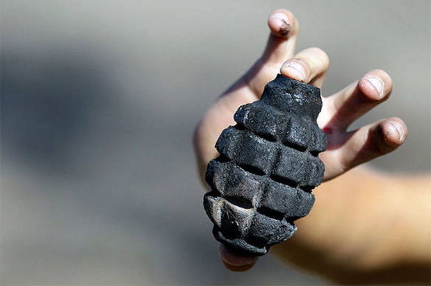 Oğluna oyuncaq qumbara hədiyyə etdi, o isə uşağın əlində partladı