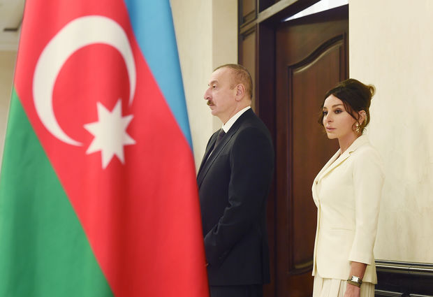 İlham Əliyev və Mehriban Əliyeva ölkəmizə gətirilən təcili tibbi yardım avtomobilləri ilə tanış olublar