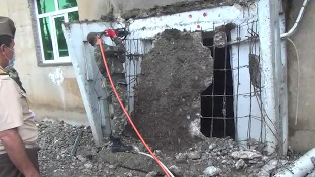 Cəlilabadda binanın beton paneli aşıb – VİDEO