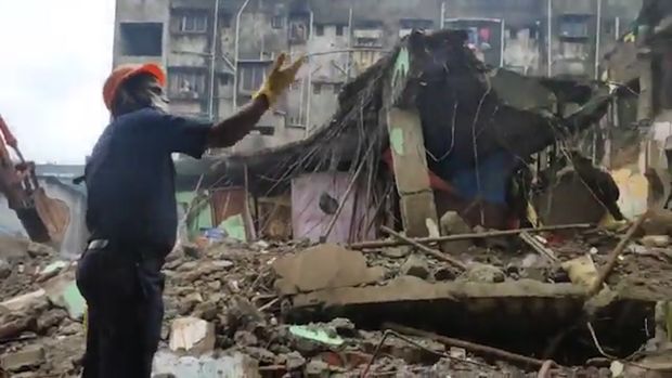 Hindistanda yaşayış binası çökdü: Onlarla insan dağıntılar altında həlak oldu - VİDEO