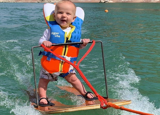 Altı aylıq uşaq su xizəyi ilə dünya rekordunu qırdı - VİDEO