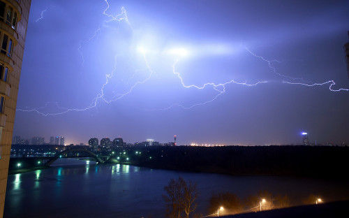 İsveçrədə 14 yeniyetməni futbol meydançasında ildırım vurdu