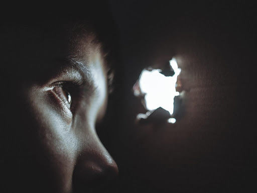 Дети случайно заперлись в шкафу в заброшенном доме и задохнулись