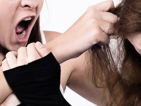 Qadınlar küçənin ortasında saçyolduya çıxdı - VİDEO