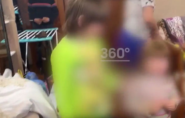 Ana iki azyaşlı uşağının əxlaqsız görüntüsünü çəkib, sosial şəbəkədə paylaşdı - VİDEO