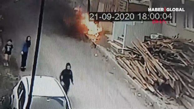 Odla oynayan uşaqlar nəqliyyat vasitəsini yandırdılar - VİDEO