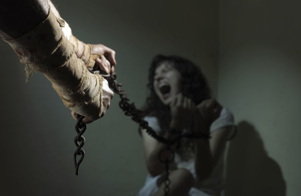 Azərbaycanda yüngül həyat tərzi keçirdiyindən şübhələndiyi qızını zəncirləyən ata həbs edildi