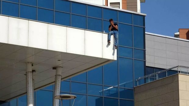 “Bir növ adətkərdə olub”: 31-ci dəfə intihara cəhd etdi - VİDEO