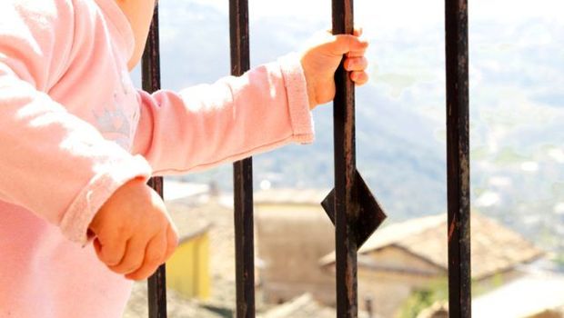 Valideynləri onlayn dərs keçən zaman uşaq eyvandan yıxılıb öldü