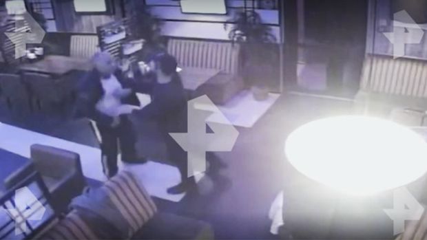 Rusiyada deputat kafedə müştərini döydü – VİDEO