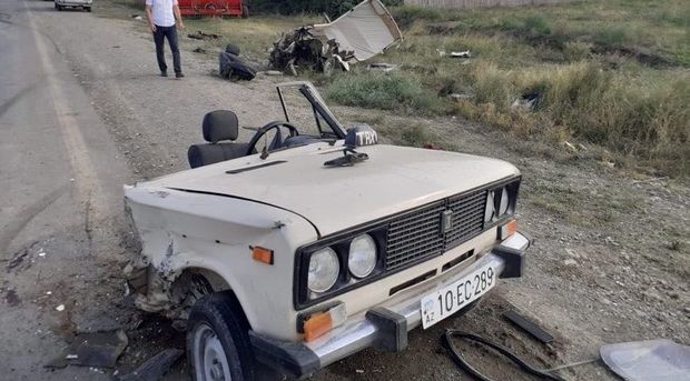 Qəza nəticəsində VAZ iki yerə parçalandı - FOTO