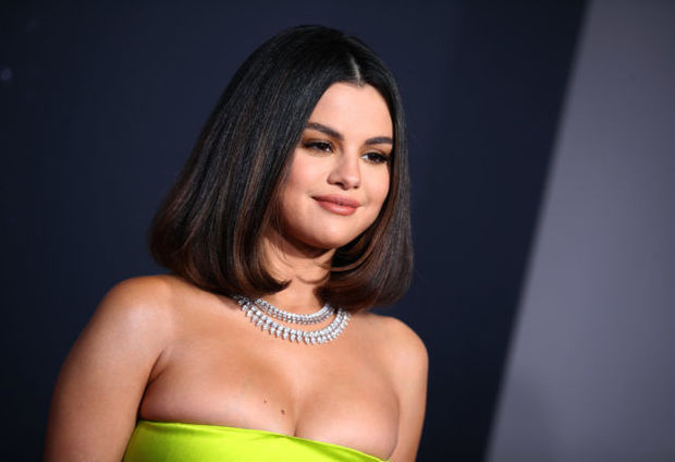 Selena Qomes ilk dəfə bədənindəki çapığı göstərdi - FOTO