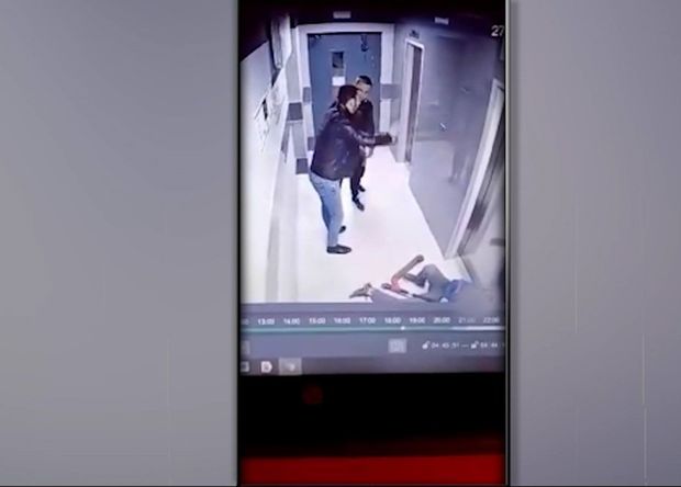 Ata övladının oyuncağını sındıran yeniyetməni döydü - VİDEO