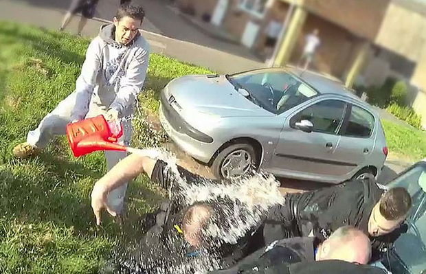 Polislərin üstünə benzin töküb yandırmaq istədi - VİDEO