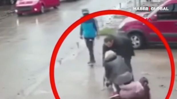 Pitbil küçədə yeddi yaşlı uşağa hücum etdi - VİDEO