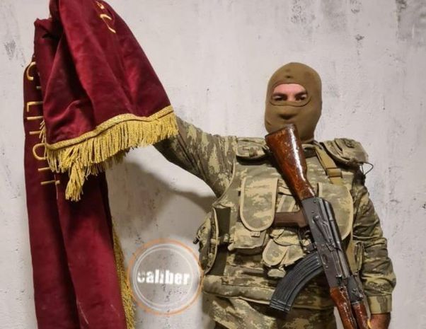 Düşmənin ələ keçirilən döyüş bayrağının görüntüləri - FOTO