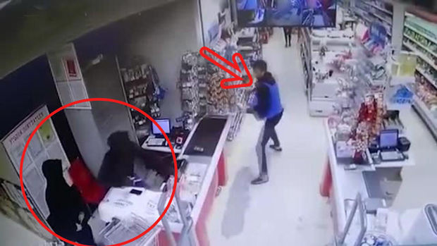 Silahlı soyğunçuları saqqız və qəhvə qutuları ilə qovdu - VİDEO