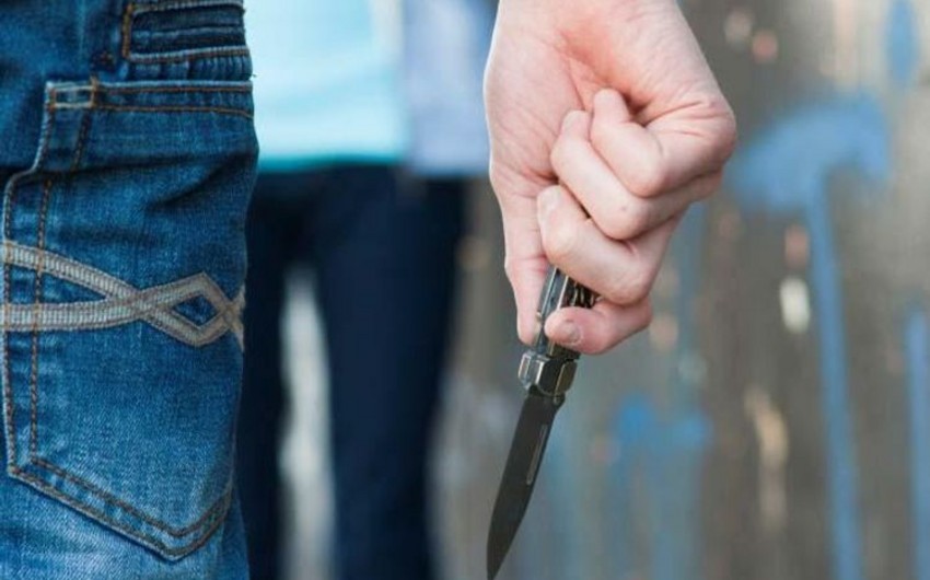 Abşeronda gənc oğlan ayağından bıçaqlandı