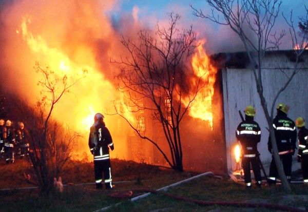 Şəmkirdə birmərtəbəli ev yanaraq külə döndü