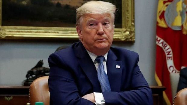 COVID-19 virusuna yoluxan Tramp Ağ Evə qayıtdıqdan sonra maskasını çıxarıb