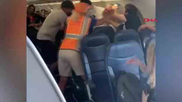 Təyyarədə maska mübahisəsi yumruqlu davaya çevrildi - VİDEO