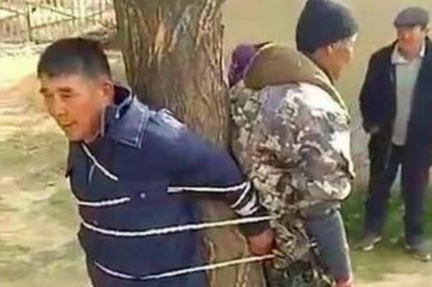 Жители села в Кыргызстане привязали к дереву чиновника и участкового