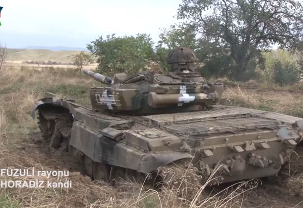 Füzulidə erməni hərbçilərin qaçarkən tərk etdiyi zirehli texnikaların görüntüləri yayıldı - VİDEO