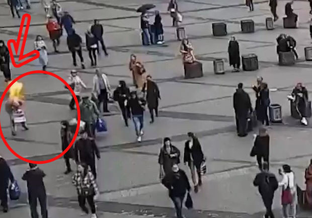 Rusiyada yaşlı kişi şəhərin mərkəzində özünü yandırdı - VİDEO