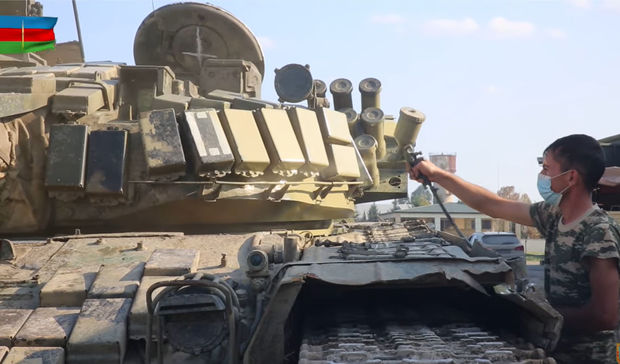 Düşmənin atıb getdiyi hərbi texnika Azərbaycan Ordusunun hərbi texnikasının rəngində rənglənir - VİDEO