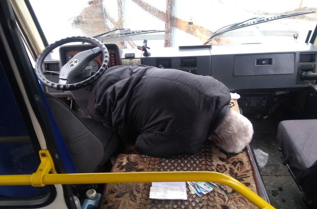 Avtobus hərəkətdə ikən sürücü öldü, sərnişinin qəhrəmanlığı insanları xilas etdi - FOTO/VİDEO