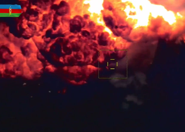 Düşmənin ağır döyüş texnikaları məhv edilir - VİDEO