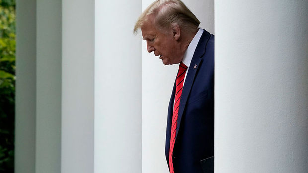 Врач сообщил, что переболевший COVID-19 Трамп больше не заразен