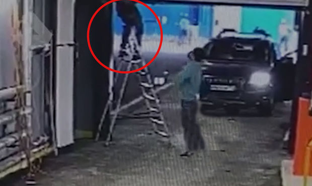 Darvazanın qapısı qalxdı, fəhlə faciəvi şəkildə həlak oldu – VİDEO