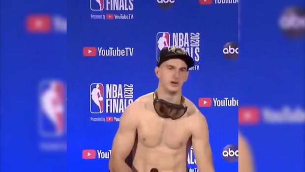 Basketbolçu mətbuat konfransına əlində şampan butulkası ilə qatıldı - VİDEO