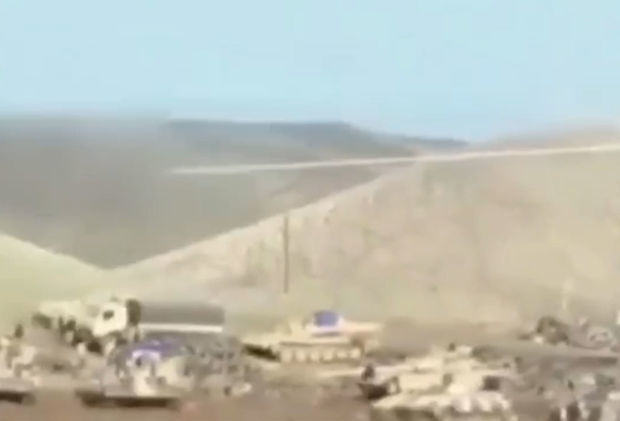 Армяне бегут, бросая военную технику - ВИДЕО