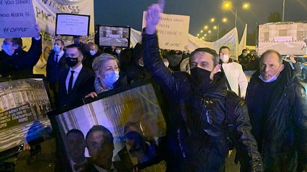 Parisdə koronavirusa qarşı tədbirlərə etiraz edən əhali yolu bağladı