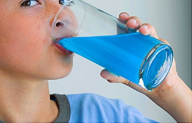 Uşaqlar autizm xəstəsinə ağardıcı kimyəvi məhlul içirtdilər - FOTO