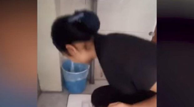 Xadimə işini təmiz gördüyünü sübut etmək üçün tualet suyu içdi - VİDEO