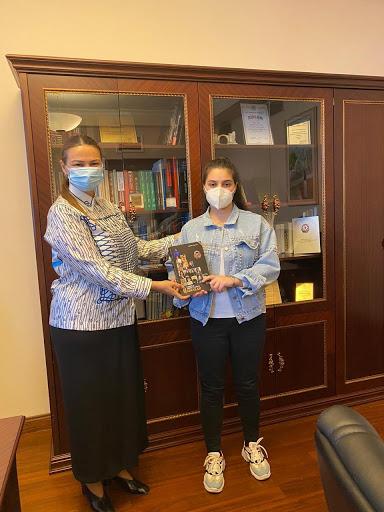 Deputat şəhidin qızı və qardaşı ilə görüşdü