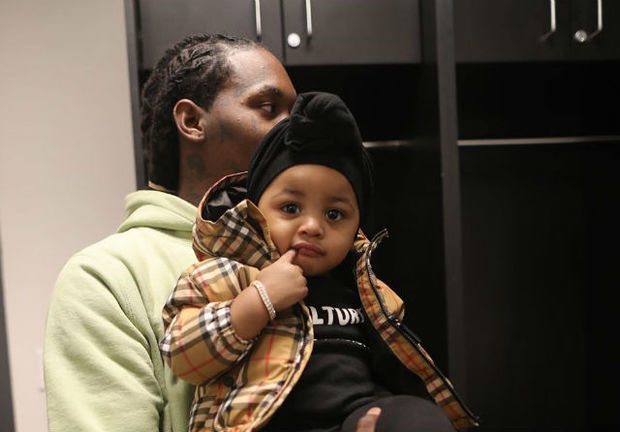 Məşhur ifaçı iki yaşlı qızına 8 min dollarlıq kreslo aldı - FOTO