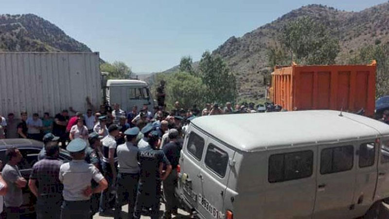 Ermənistandan daha bir alçaq addım: Mülki erməniləri qurbana çevirir