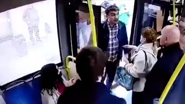 Butulka ilə marşrut avtobusunun şüşəsini qırdı – ANBAAN VİDEO